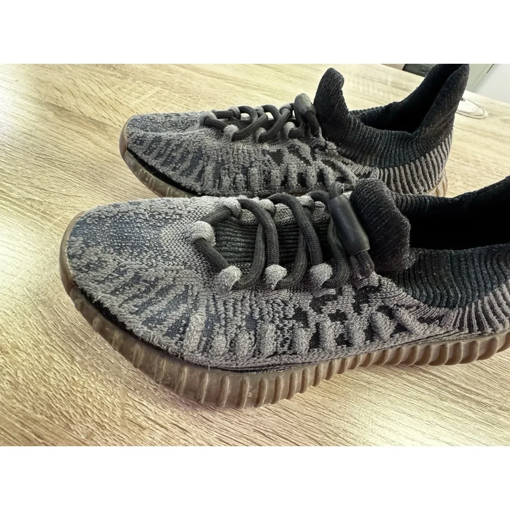 Men's Yeezy Boost 350 V2 Good Condition Size 10 SB22